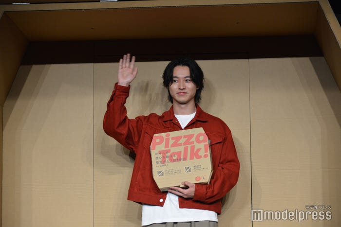 ピザBOXから登場した山崎賢人(C)モデルプレス