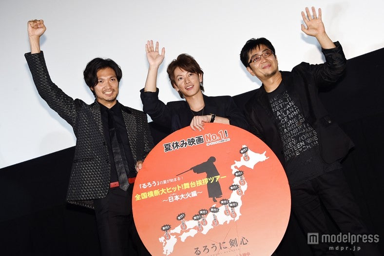 左から：青木崇高、佐藤健、大友啓史監督