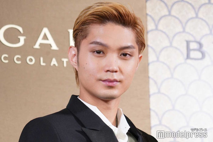 磯村勇斗ヘア変遷 金髪 オールバック 結び髪 カラー 前髪でガラリイメチェン モデルプレス 磯村勇斗ヘア変遷 金髪 オールバック 結び髪 カラー 前髪でガラリイメチェン モデルプレス
