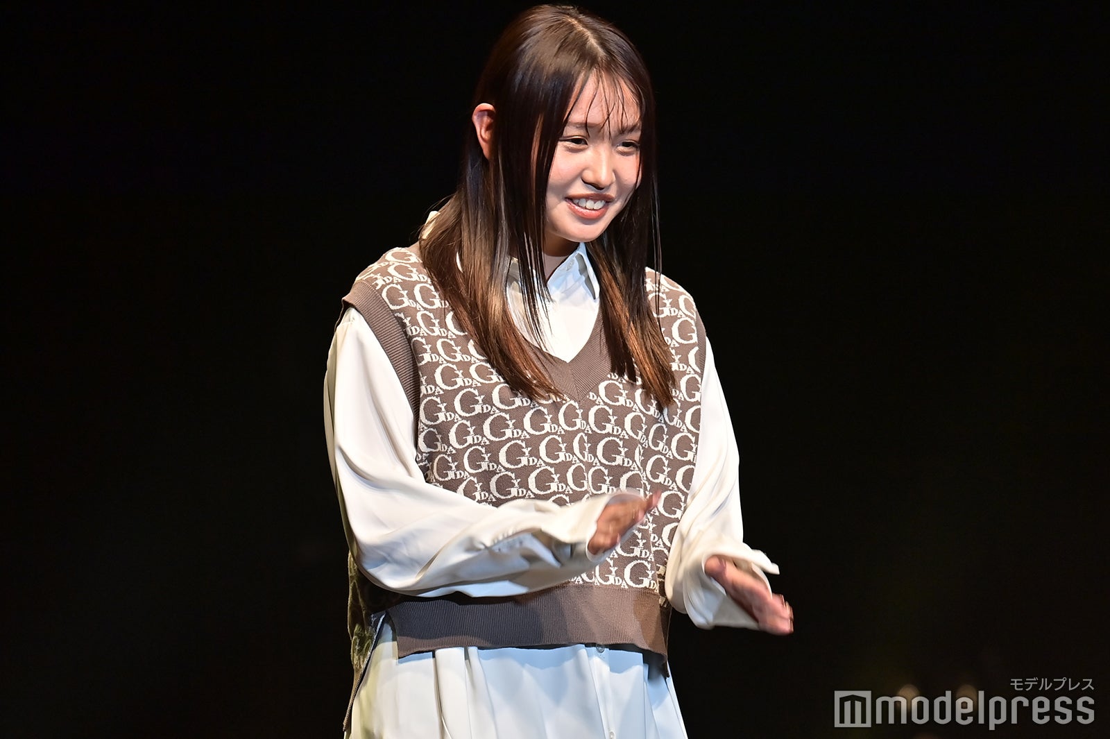 流那 （C）モデルプレス