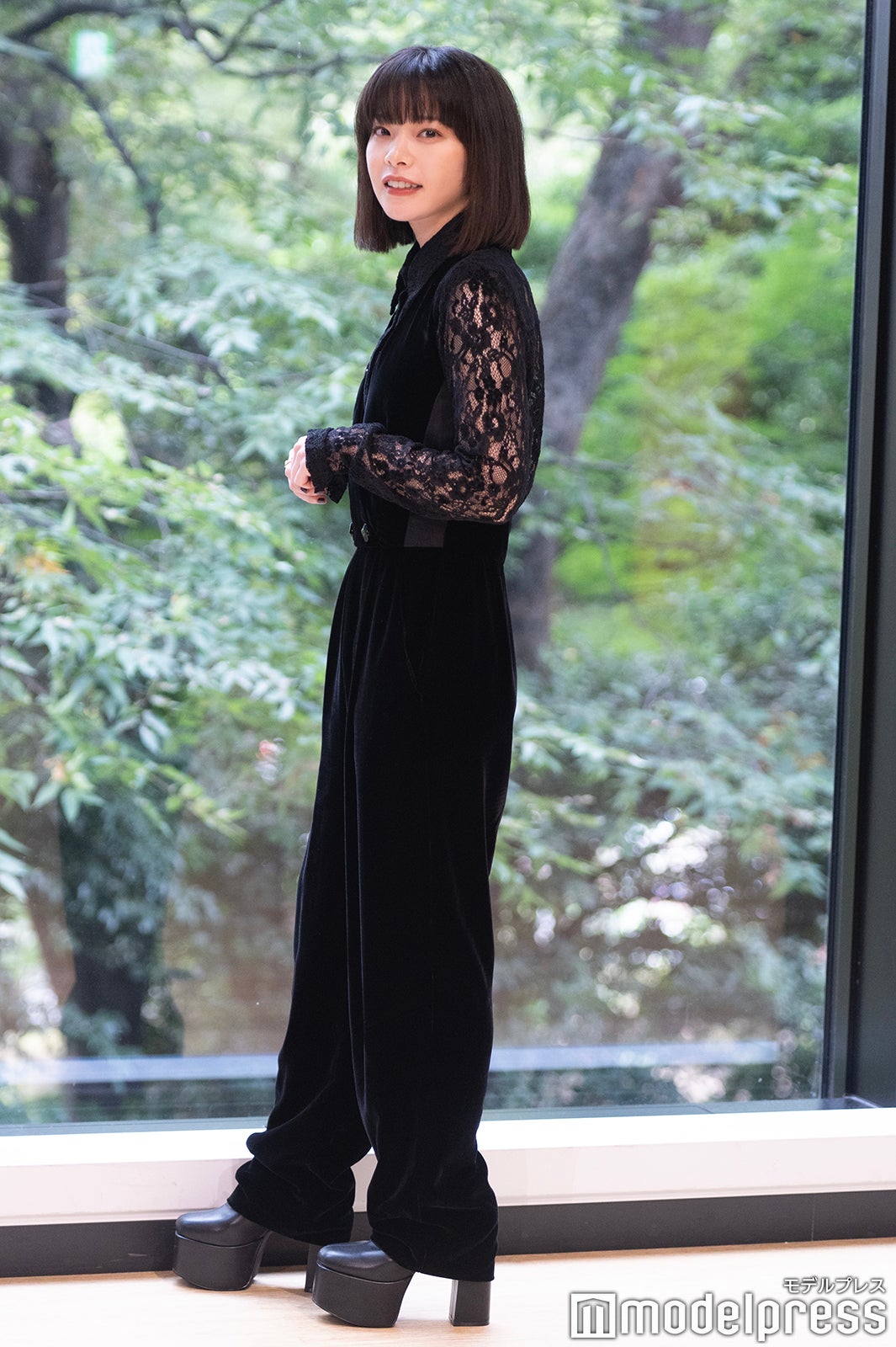 岸井ゆきの（C）モデルプレス／スタイリスト：丸山 晃／ヘアメイク：茂木美鈴＜衣装クレジット＞ジャンプスーツ¥759,000（ジョルジオ アルマーニ／ジョルジオ アルマーニ ジャパン）※参考商品表示、ピアス¥1,210,000、リング右人差し指¥198,000、左人差し指¥198,000（すべてアーカー／アーカー ギンザシックス店）、その他スタイリスト私物【問い合わせ先】ジョルジオ アルマーニ ジャパン03-6274-7070／アーカー ギンザシックス店03-6274-6098