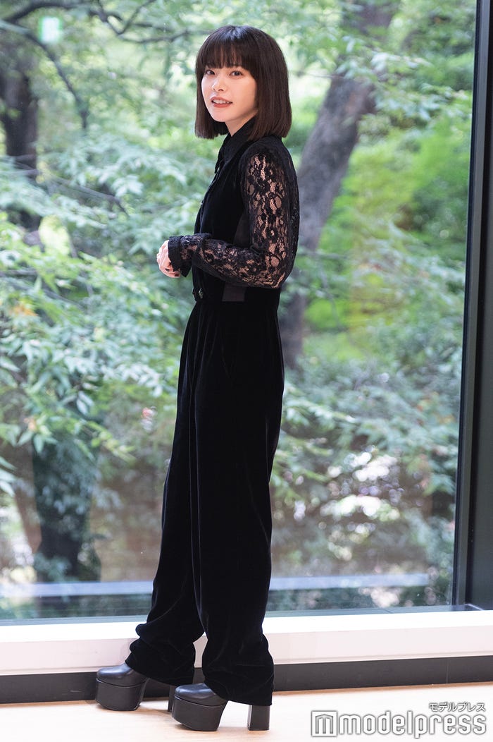 岸井ゆきの(C)モデルプレス/スタイリスト:丸山 晃/ヘアメイク:茂木美鈴<衣装クレジット>ジャンプスーツ¥759,000(ジョルジオ アルマーニ/ジョルジオ アルマーニ ジャパン)※参考商品表示、ピアス¥1,210,000、リング右人差し指¥198,000、左人差し指¥198,000(すべてアーカー/アーカー ギンザシックス店)、その他スタイリスト私物【問い合わせ先】ジョルジオ アルマーニ ジャパン03-6274-7070/アーカー ギンザシックス店03-6274-6098