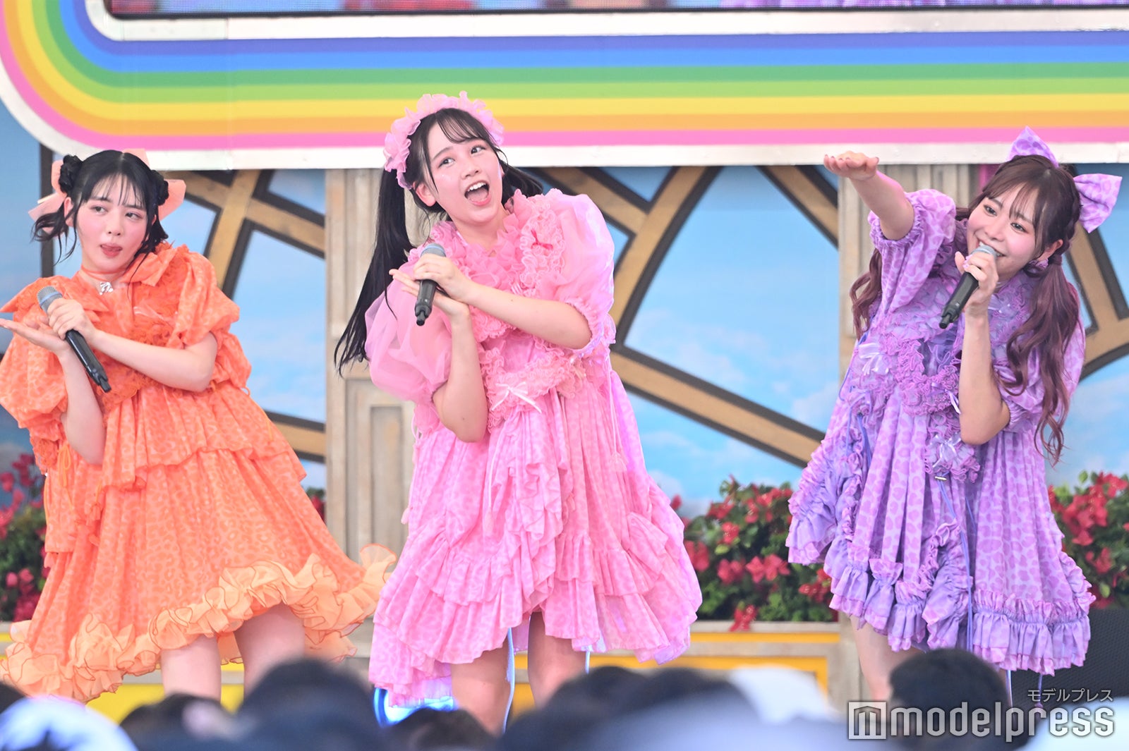 鎮西寿々歌、松本かれん、仲川瑠夏／FRUITS ZIPPER（C）モデルプレス