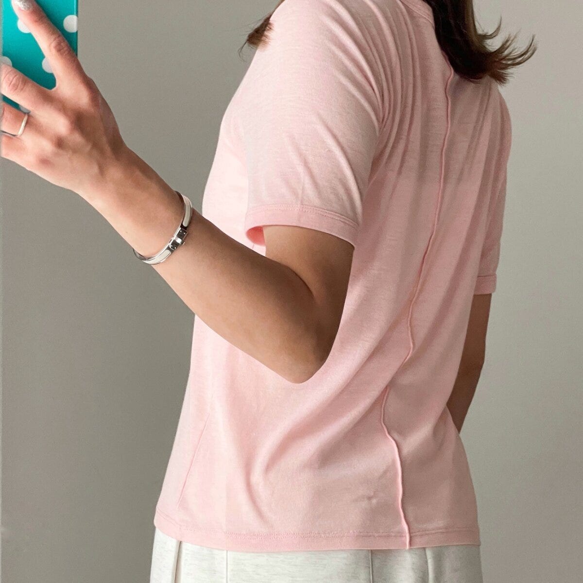 GU　ソフトシアークルーネックT　背面　メローデザイン　丈感