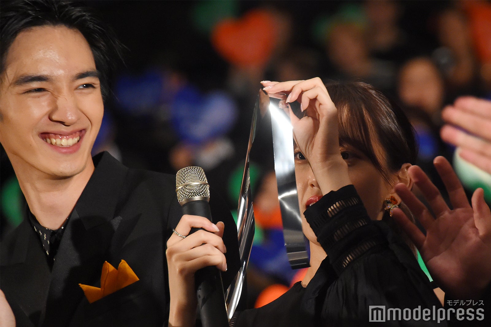 清水尋也、銀テープが手に絡まった堀未央奈 （C）モデルプレス