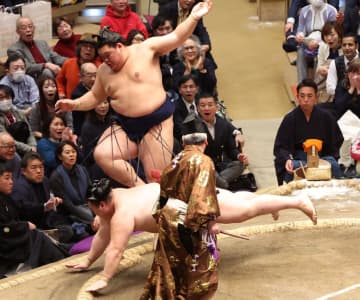 横綱大の里は冷や汗1敗キープ 隆の勝相手に土俵際危機一髪で館内どよめき 大関琴桜が痛恨2連敗 全勝は欧勝馬と阿炎の2人に
