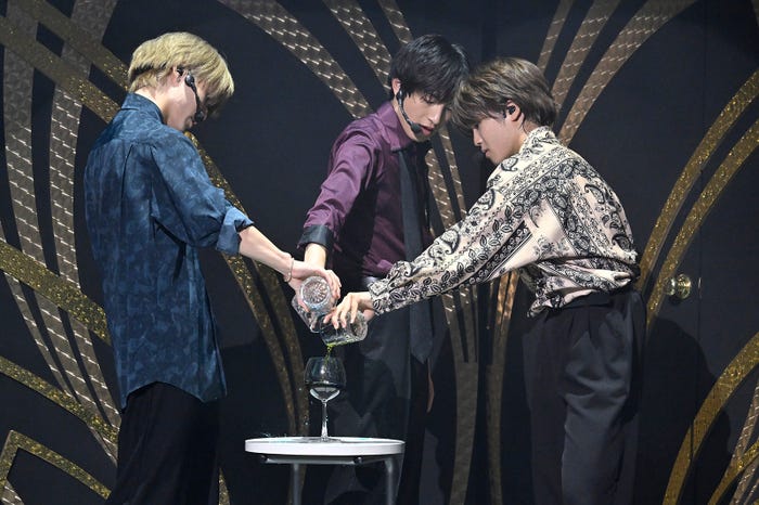 「マスカラ」であまりの色気具合にファンを悶絶させた(左から)檜山光成、川崎皇輝、北川拓実/「PASSION!!~忍 in the Summer 2024~」より(提供写真)