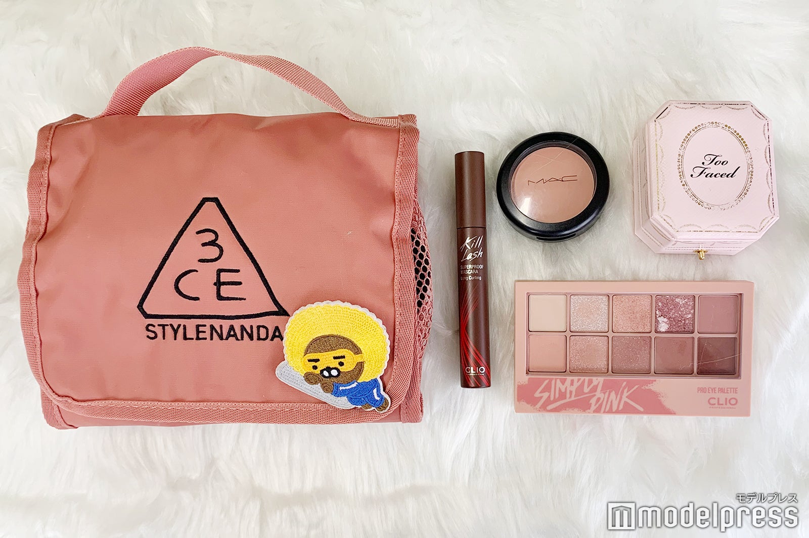 写真集撮影の時に韓国で買ったというコスメポーチと最近の選抜コスメ（C）モデルプレス