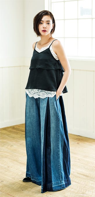 サテンフレアキャミ¥2900/Heather、レースキャミ¥5500/apart by lowrys(アダストリア) ワイドデニム¥33000/DIESEL(ディーゼル ジャパン)ハトメシューズ¥91000/PROENZA SCHOULER(Cher)(C)TOPLOG