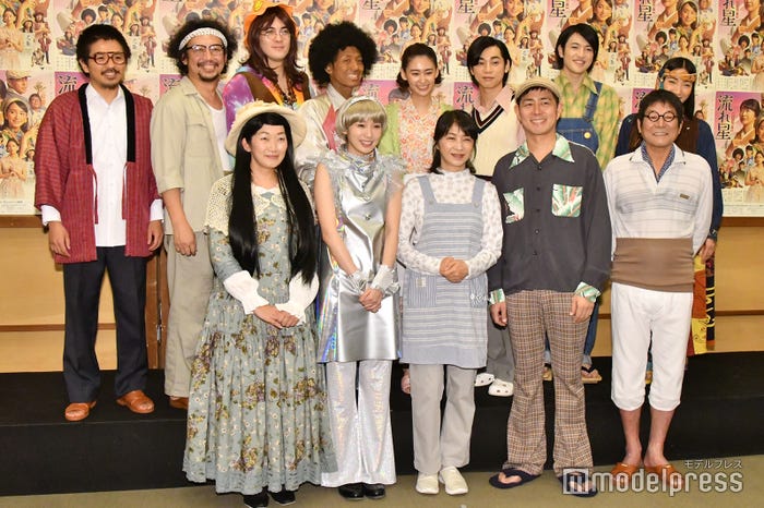 前列左から/川村エミコ(たんぽぽ)、飯豊まりえ、田中美佐子、宅間孝行、ダンカン、後列左から/若林元太、越村友一、冨森ジャスティン、富田翔、柳美稀、三津谷亮、松村優、遠藤瑠美子 (C)モデルプレス