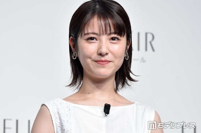 浜辺美波、美肌輝くノースリーブ姿で26歳誕生日を報告「肌綺麗すぎます」「見惚れちゃう」とファン悶絶