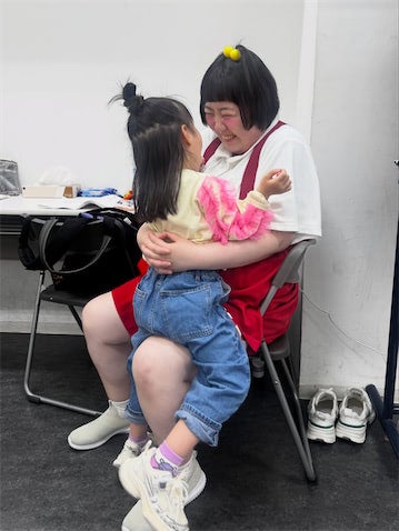 39歳新喜劇女優、酒井藍&4歳娘の“たわむれ”ショット公開「膝の上に座って遊んでもらってた」