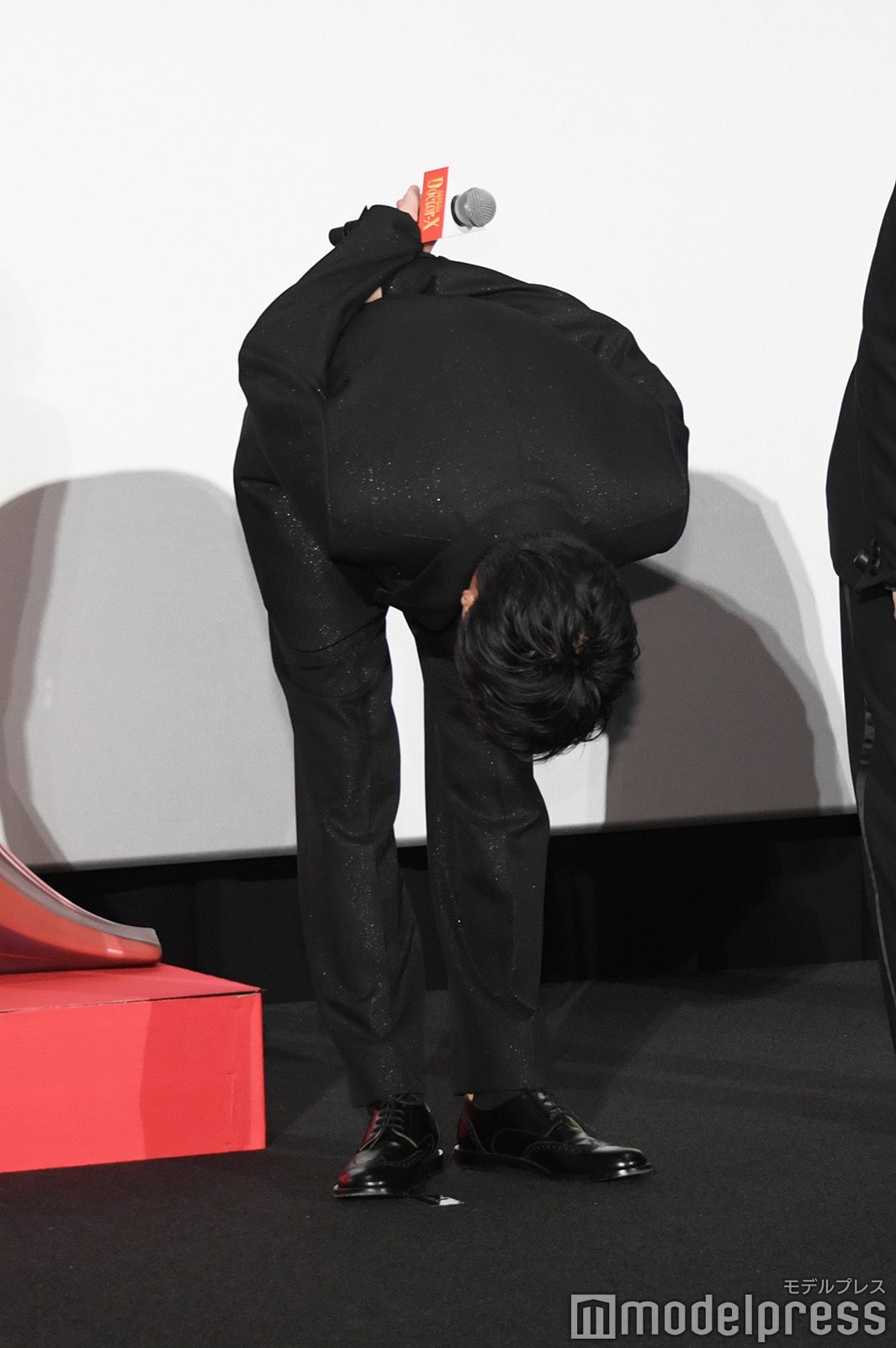 深々とお辞儀をする田中圭（C）モデルプレス