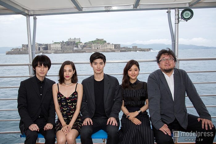 (左から)本郷奏多、水原希子、三浦春馬、石原さとみ、樋口真嗣監督(C)2015 映画「進撃の巨人」製作委員会 (C)諫山創/講談社