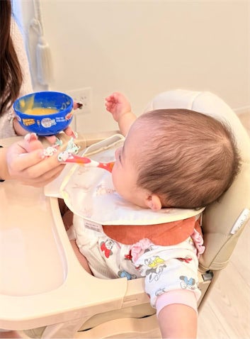 「希空が食べさせてくれたよ」杉浦太陽、次女・夢空ちゃんの離乳食タイムを公開