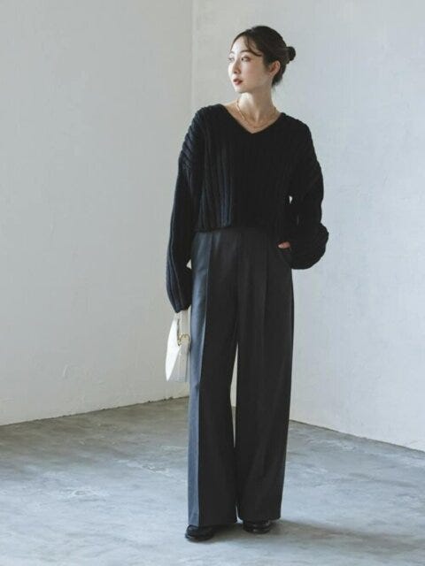 グレーのワイドパンツのきれいめカジュアルコーデ