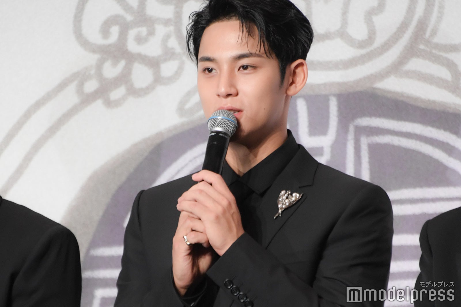 両手でマイクを持つMINGYU（ミンギュ）（C）モデルプレス