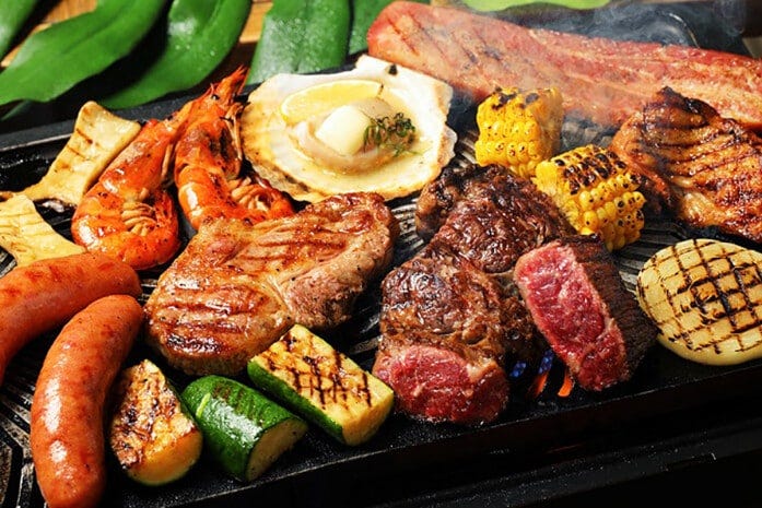 お肉に加えてホタテやエビなどの海鮮も味わえる「プレミアムBBQコース」（画像はイメージ、画像提供：山手十番館）