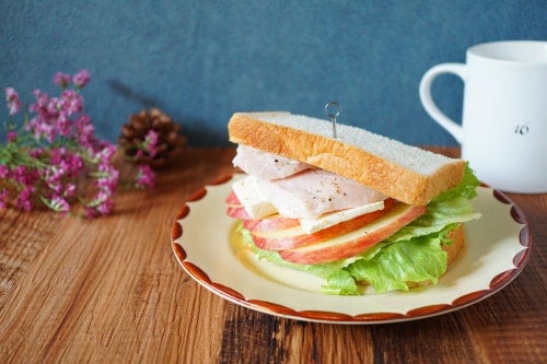 サラダチキンとリンゴとレタスとクリームチーズのサンドイッチ