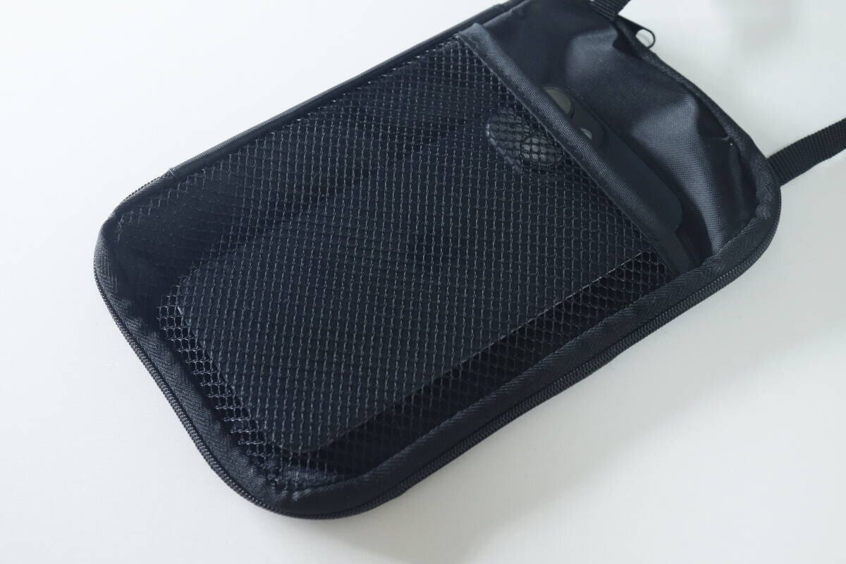 ウォレットショルダーバッグのメッシュポケットにスマートフォンを入れた状態