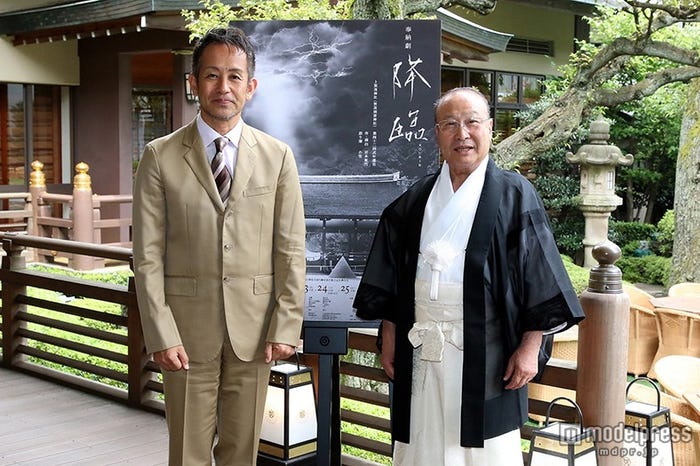 (左から)宮本亜門氏、上賀茂神社の田中安比呂宮司