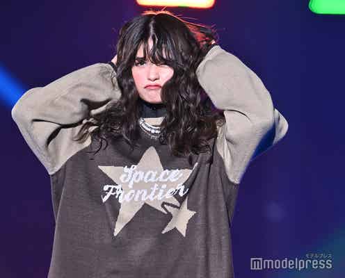 景井ひな、巻き髪姿が新鮮 ミニスカ×ロングブーツから美脚のぞく【TGC 2024 A/W】