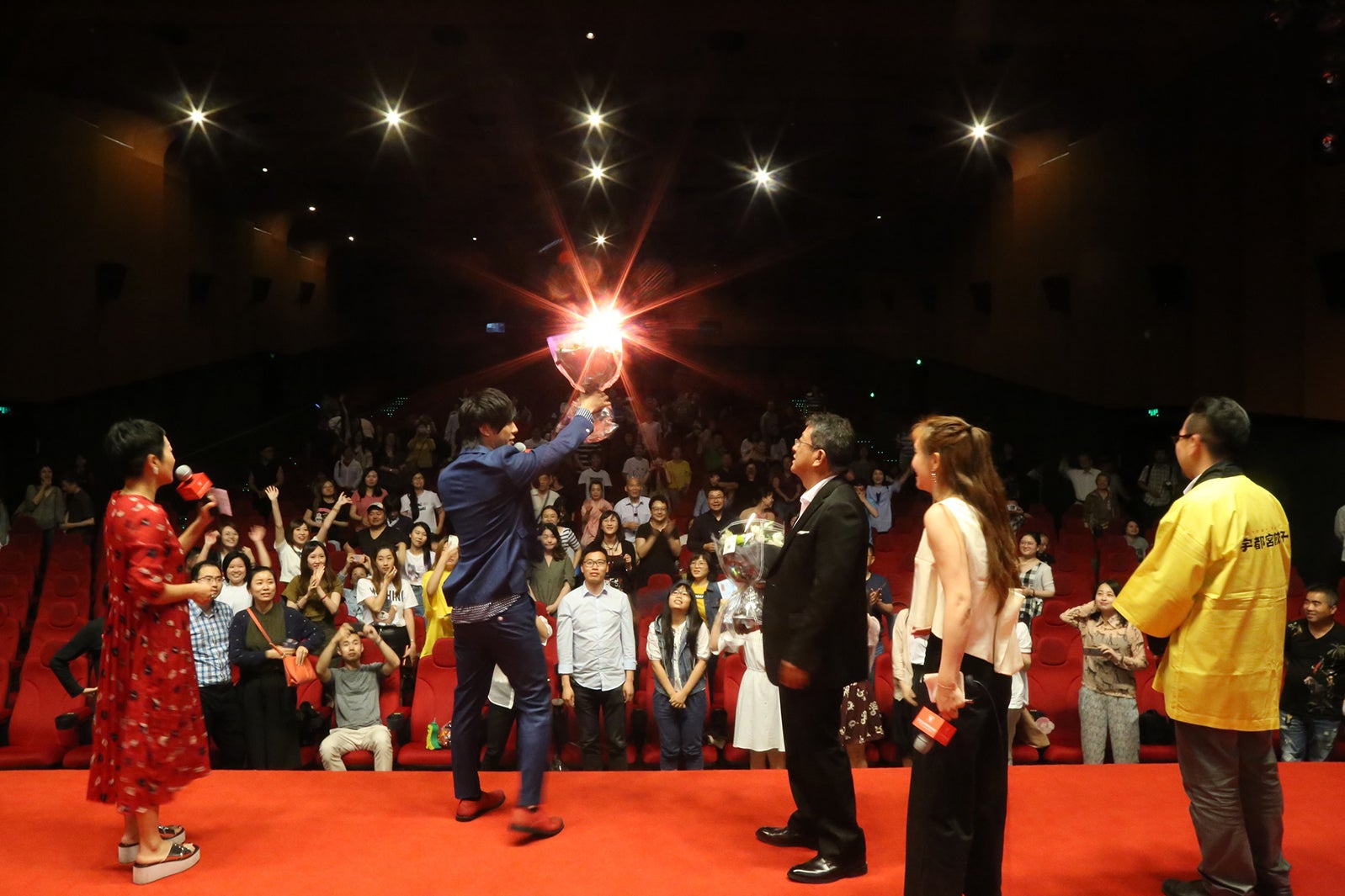 舞台挨拶の様子 （C）2018「キスできる餃子」製作委員会