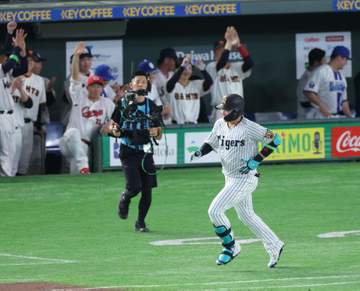 阪神 大山悠輔の球宴1号に沸いたセ・リーグベンチ DeNA助っ人も思わず絶叫 他球団の選手にも慕われる謙虚な人柄 オールスターの舞台で鮮明に