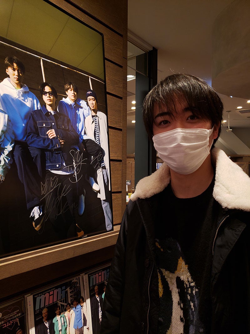 サインを書くコムドットメンバー（画像提供：宝島社）