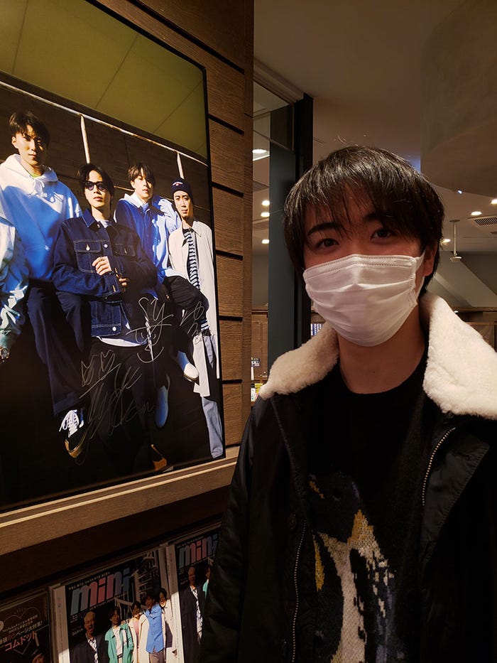 サインを書くコムドットメンバー(画像提供:宝島社)