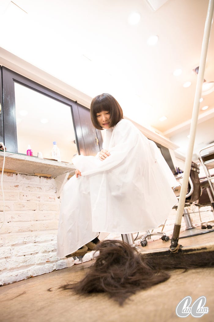 床に落ちた髪の量に驚く/桜井日奈子(c)CanCam/大靏 円(昭和基地)