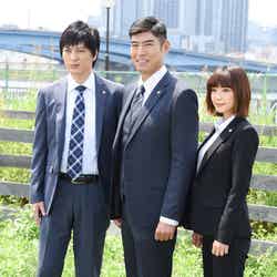 （左から）塚本高史、高嶋政宏、倉科カナ （C）モデルプレス