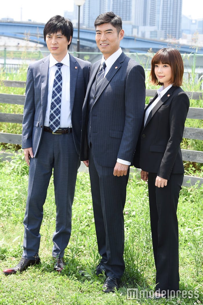 (左から)塚本高史、高嶋政宏、倉科カナ (C)モデルプレス