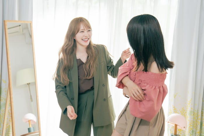 加藤史帆、森カンナ(C)「彩香ちゃんは弘子先輩に恋してる 2nd Stage」製作委員会・MBS/第5話より