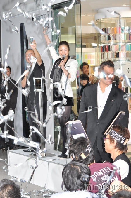 「iPhone 5」発売スタートの瞬間（左から）孫正義社長、上戸彩