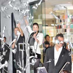 「iPhone 5」発売スタートの瞬間(左から)孫正義社長、上戸彩