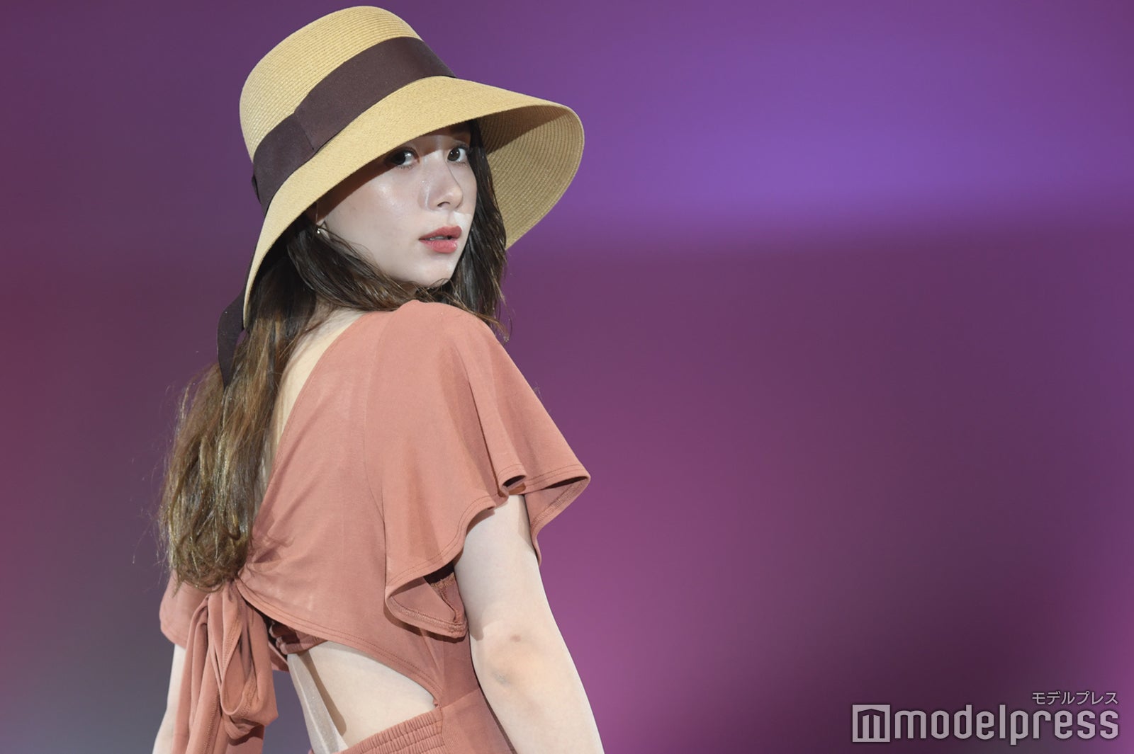 Nikiの後ろ姿にドキッ 素肌見せが色っぽい＜札幌コレクション 2022 S／S＞