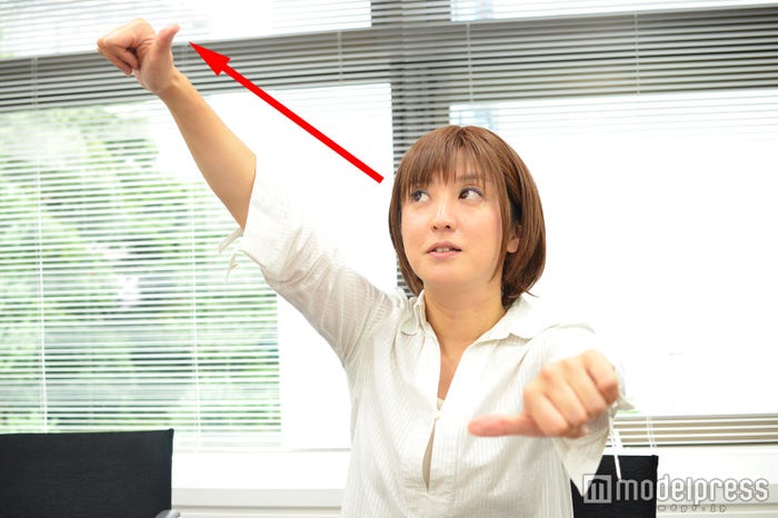 最初はゆっくりでも良いから、指にピントを合わせることが重要(C)モデルプレス