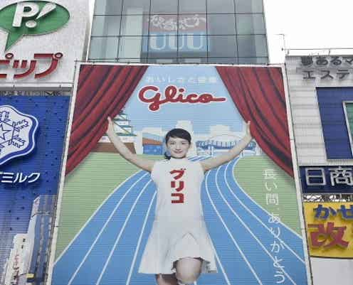 綾瀬はるか、大阪・道頓堀のシンボルに