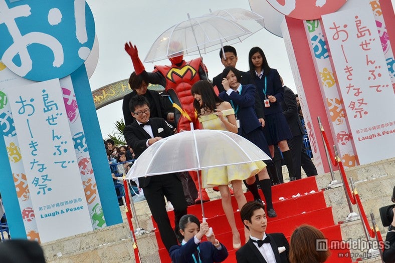 25日に行われたオープニングレッドカーペットの様子／山本美月をエスコートする増田哲英監督と先を歩く千葉雄大