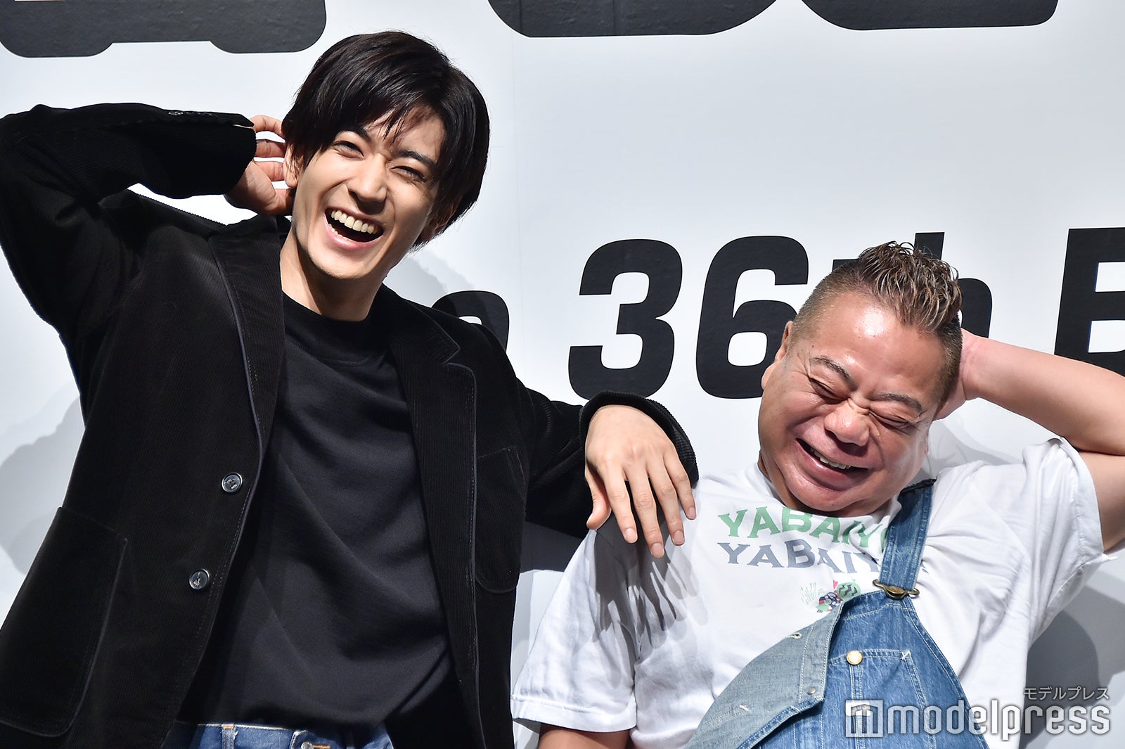 質疑応答の最後に2人でポーズをとることになり、次第に外国ドラマのリアクションのようになってしまった中島裕翔、出川哲朗 （C）モデルプレス