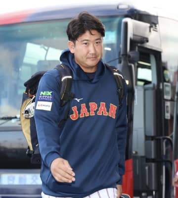 侍ジャパン 菅野智之が宮崎合宿に合流 メジャー組の選手では一番乗り 予定より早いバスでさっそうと登場