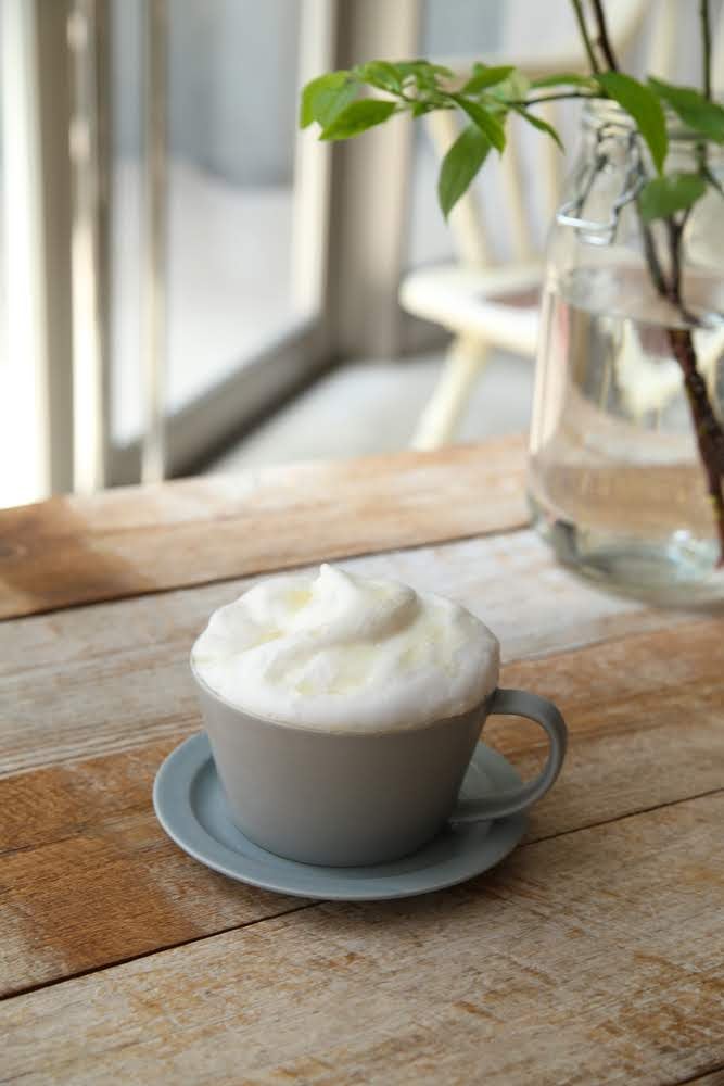 ホイップしたフォームミルクの上には優しい甘さのハチミツをON／画像提供：きちり