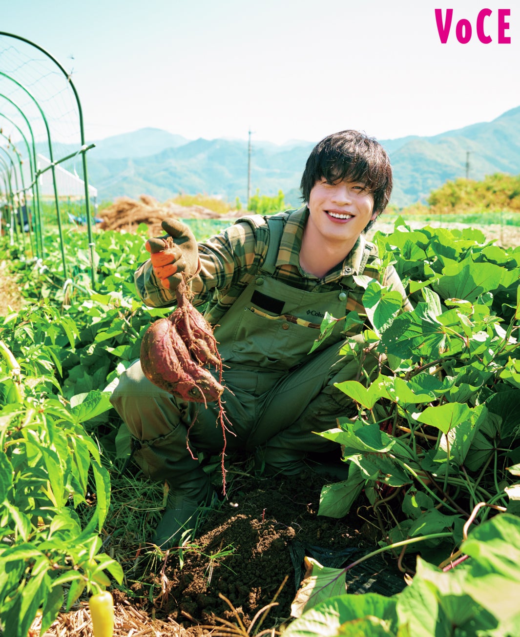 田中圭、長靴＆オーバーオール姿で芋掘り挑戦 “密かな夢”叶う