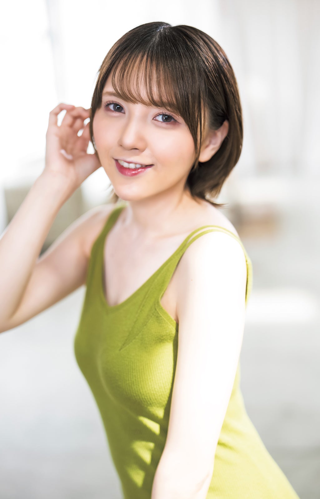 よーよーよー・由良ゆら、色白バスト披露 あざと可愛い表情にキュン