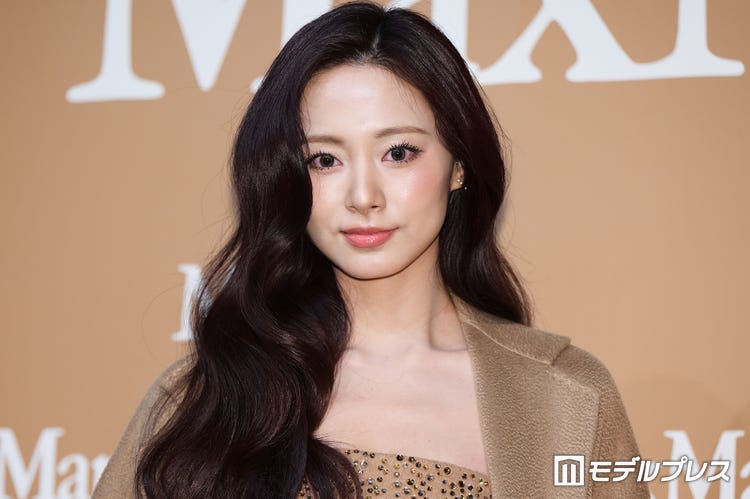 TWICEツウィ、タイトな個性的衣装で美スタイル際立つ「着こなせるのさすが」「見惚れた」と反響 - モデルプレス