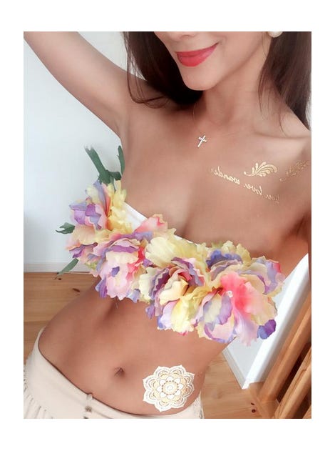 美バストもチラリ/Twitterより