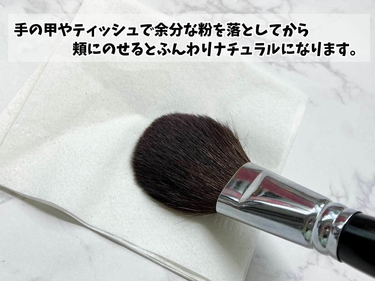 ティッシュの上でチークブラシの余分な粉を落とすようす ティッシュの上でチークブラシの余分な粉を落とすようす