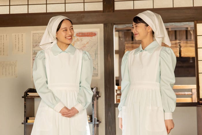 上坂樹里、見上愛「風、薫る」第105話(C)NHK