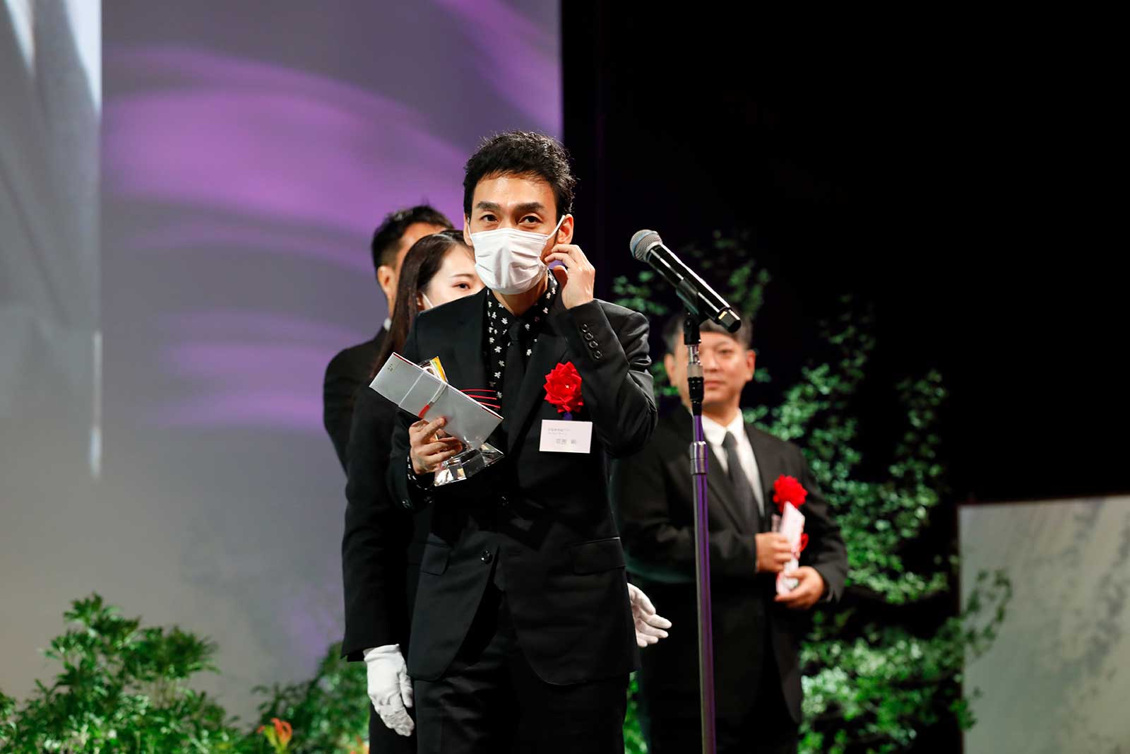 マスクを外す草なぎ剛（提供写真）